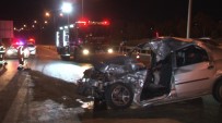 Izmir'de Otomobil Kamyona Çarpti Açiklamasi 1 Ölü, 1 Yarali