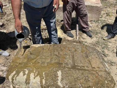 Sarikamis'ta Üzerinde Insan Figürleri Bulunan Tas Ilgi Odagi Oldu