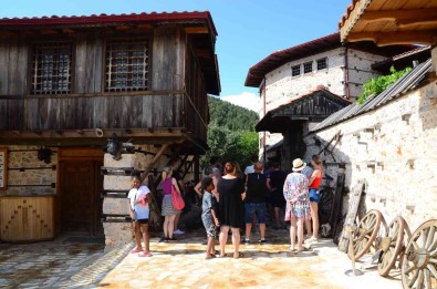 44 Yil Biriktirdigi Tarihi Eserler, Evine Sigmayinca Hayali Olan Müzeyi Kurdu