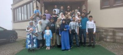 Arap Turistler Kazadan Önce Kaldiklari Turistik Tesis Önünde Toplu Fotograf Çektirmisler