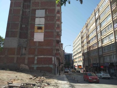 Depremde Yikilan Binanin Yanindaki Apartmanda Asili Kalan Dolap Kuslara Yuva Oldu