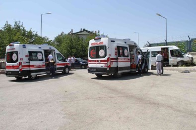 Elazig'da Ögrenci Minibüsü Ile Otomobil Çarpisti Açiklamasi 5 Yarali