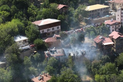 Turistik Ilçe Kemaliye'de 5 Kültürel Varlik Statüsündeki Tarihi Evin Yandigi Yangin Söndürüldü