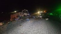 Ari Yüklü Kamyonla Otomobil Çarpisti Açiklamasi 4 Ölü, 3 Yarali
