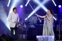 Ebru Gündes'ten Aliaga'da 50 Bin Kisilik Dev Konser