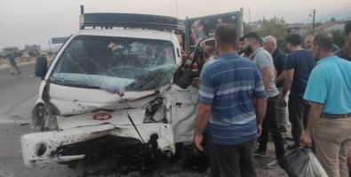 Gaziantep'te Kamyonet Ile Otomobil Çarpisti Açiklamasi 3 Yarali