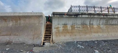 O Ilçede Vatandaslar Merdivenle Sahile Inebilecek