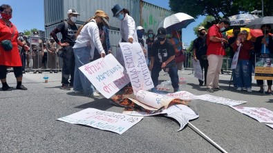 Tayland Basbakani Görevi Birakmadi, Ülkede Protestolar Basladi