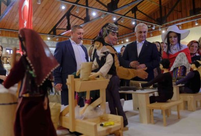 500'Ün Üzerinde Eserin Yer Aldigi Sergiye Yogun Ilgi