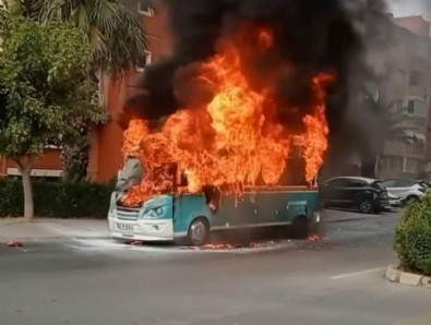 Seyir halindeki minibüs, alev alev yandı