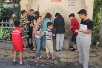 Sicak Havadan Bunalan Çocuklar Su Savasi Yaparak Serinlediler