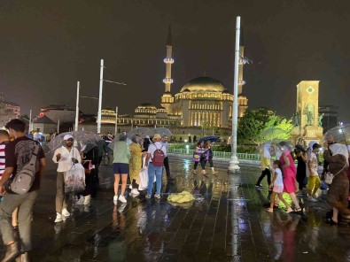 Taksim'de Saganak Basladi, Vatandaslar Zor Anlar Yasadi