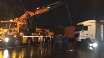 TEM'de Tir Bariyerlere Çarpti, Istanbul Istikameti 1 Buçuk Saat Trafige Kapandi
