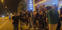 Trabzonspor Taraftari FC Kopenhag'in Kaldigi Otel'in Önüne Akin Etti