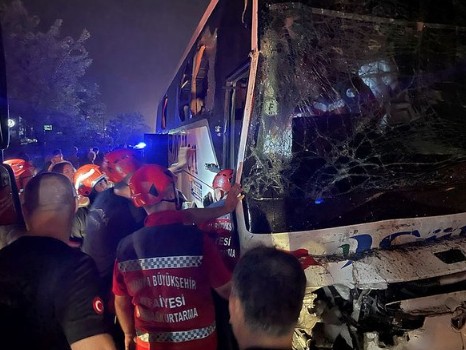 Sakarya'da yolcu otobüsü kazası! TIR'a arkadan çarptı! Çok sayıda yaralı var.!