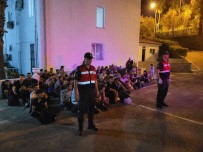 Fethiye'de 92 Düzensiz Göçmen Yakalandi, 5 Süpheli Gözaltina Alindi