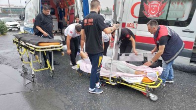 Küçükçekmece'de Hasta Tasiyan Ambulansa Kamyonet Çarpti