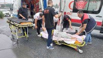 Küçükçekmece'de Hasta Tasiyan Ambulansa Kamyonet Çarpti