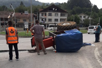 Semt Pazarina Giden Traktör Ile Tir Çarpisti Açiklamasi 1 Yarali