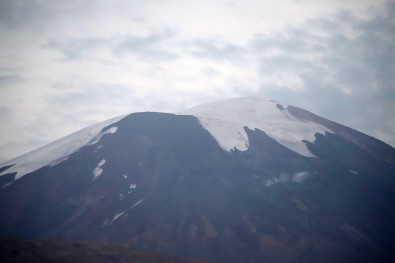 Türkiye'nin En Yüksek Zirvesindeki Buzullar Eriyor