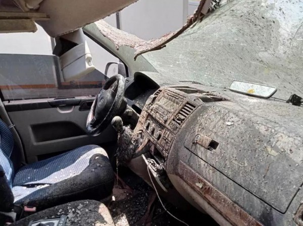 Ankara'da feci kaza! Araç otobüs durağına daldı: Yaralılar var