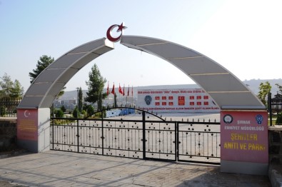 12 Polisin Adi Sehit Edildikleri Yerde Yapilan Anit Ve Parkta Yasatiliyor