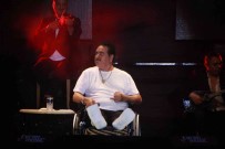 Gündüz Ölümden Dönen Tatlises, Aksam Tekerlekli Sandalye Ile Sahneye Çikip Konser Verdi