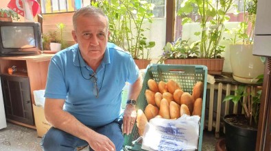 Hayirsever Muhtar 1 Yilda 550 Ekmek Dagitti