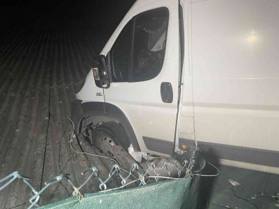 Kocaeli'de Ilginç Kaza Açiklamasi Yoldan Çikan Minibüs Deponun Çatisina Çarpti