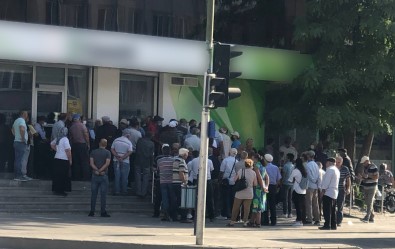 Promosyon Almak Için Bankalara Gelenler Metrelerce Kuyruk Olusturdu