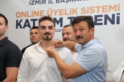 AK Parti'ye Online Üye Olanlara Rozetleri Takildi