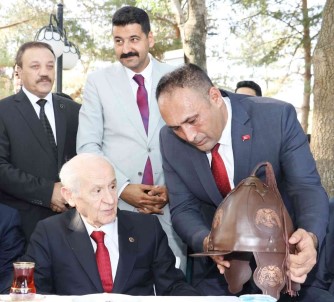Baskan Yilmaz'dan Bahçeli'ye Malazgirt Zaferinin Yil Dönümünde Anlamla Hediye