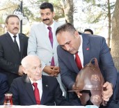 Baskan Yilmaz'dan Bahçeli'ye Malazgirt Zaferinin Yil Dönümünde Anlamla Hediye