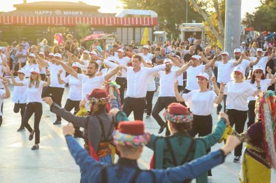 Bandirma Cumhuriyet Meydani'nda Harmandali Gösterisi