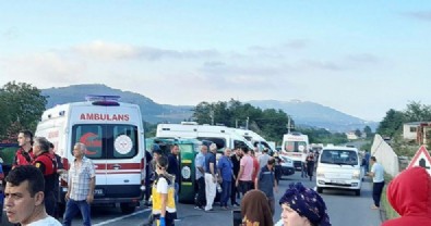 Köpeğe çarpmamak için yolcu minibüsüne çarptı! 17 yaralı!