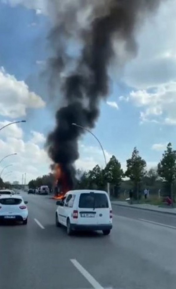 Ankara'da seyir halindeki tır alev alev yandı