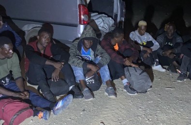 Izmir'de 855 Düzensiz Göçmen Ve 8 Organizatör Yakalandi