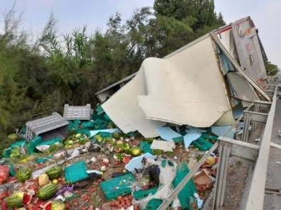 Kamyon Ile Tur Otobüsü Çarpisti Açiklamasi 1 Ölü, 6 Yarali