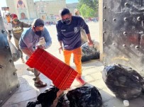 Meksika'da Eylem Yapan Temizlik Isçileri, Belediye Binasini Çöple Doldurdu