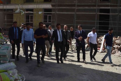 Vali Akbiyik, KYK Insaatinda Incelemelerde Bulundu