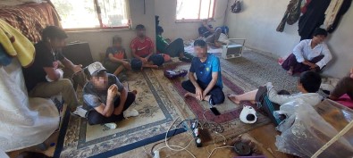 Zabita Ve Polisten 'Çekçek' Operasyonu Açiklamasi 12 Kaçak Göçmen Içeride Gizlenirken Yakalandi