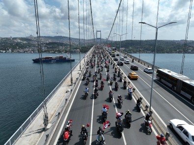 15 Temmuz Sehitler Köprüsünden Geçen Binlerce Motosikletliden Görsel Sölen