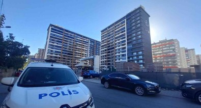 Binanin Terasinda Yangin Çikti, 3 Kisi Dumandan Etkilendi