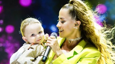 Derya Uluğ minik misafiriyle sahnede!