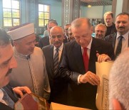 Erdogan, Açilisini Yaptigi Kütahya Mehmetçik Camii'ne Kur'an-I Kerim Hediye Etti