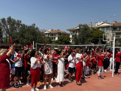 Radikal Okullarinda 30 Agustos Coskusu