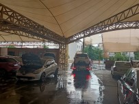 Araçlarini Doludan Korumak Için Kapali Alanlara Akin Ettiler