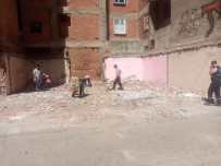 Baglar Belediyesi Çarpik Kentlesme Alanlarindaki Çöpleri Temizledi