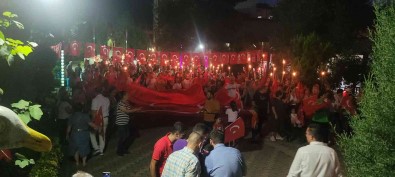 Binlerce Kisi Ellerindeki Türk Bayraklariyla Yürüdü