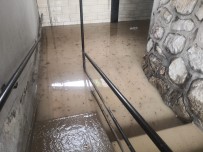 Bursa'da Altgeçitler Suyla Doldu, Vatandaslar Zor Anlar Yasadi